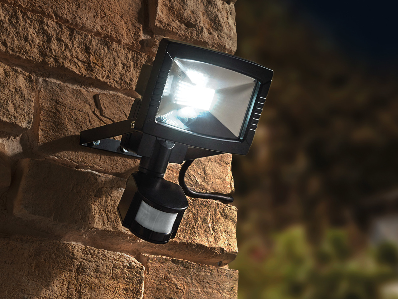 Livarno Lux 8.5W LED Outdoor Spotlight1