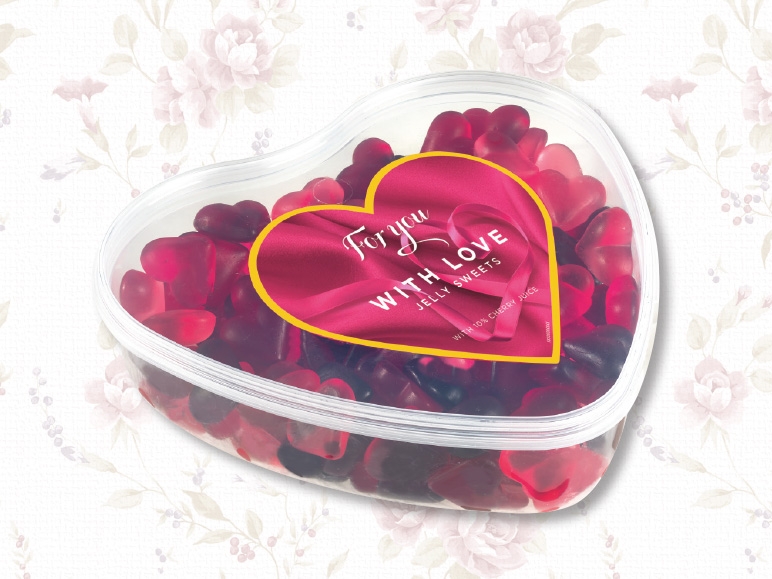 Bonbons en cœur aux fruits dans une boîte en forme de cœur