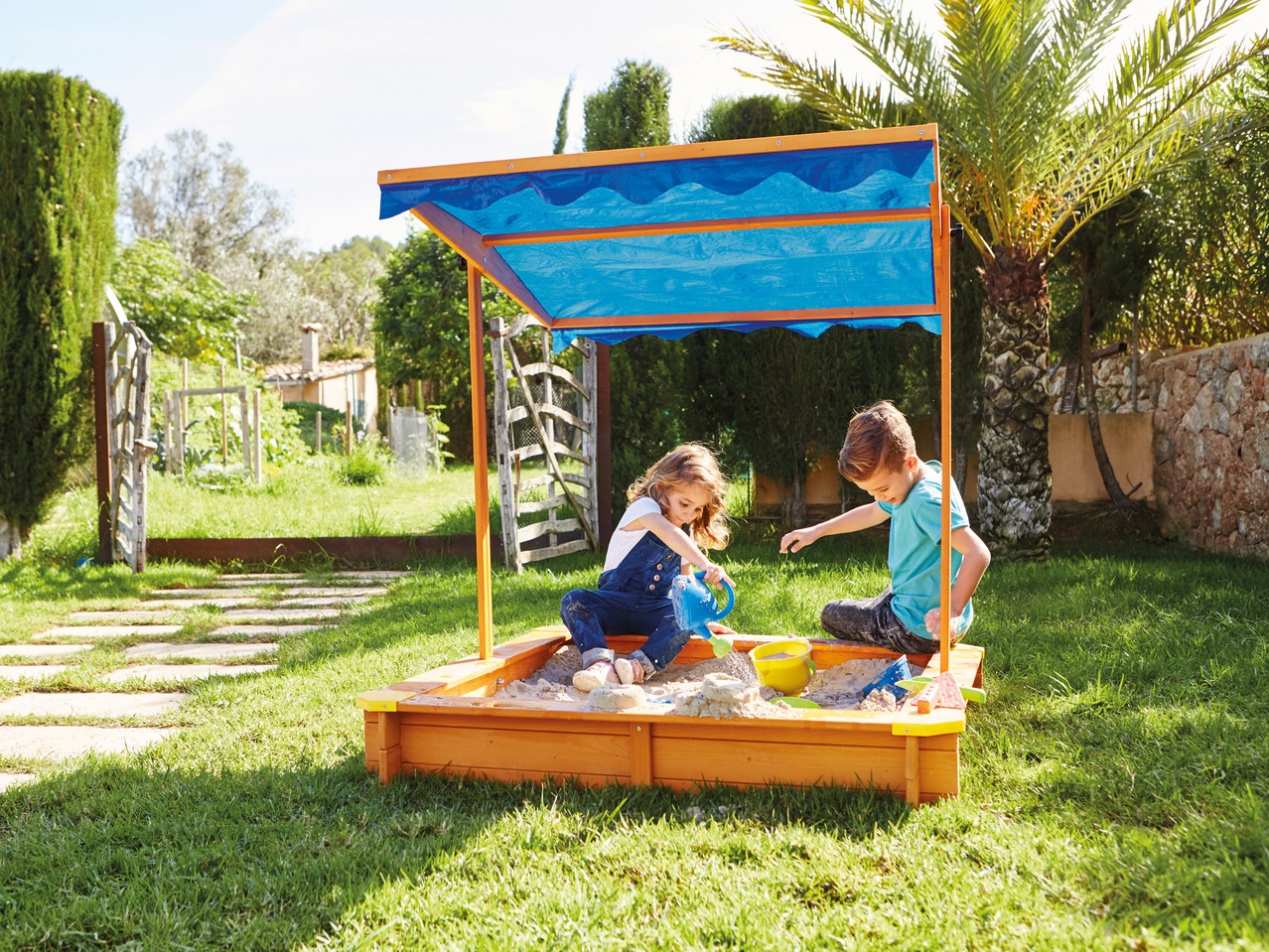 Playtive Junior Sandpit with Roof1