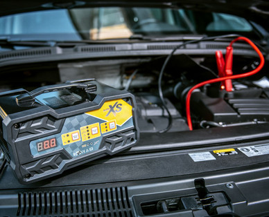 AUTO XS Auto-Batterieladegerät mit Starthilfefunktion
