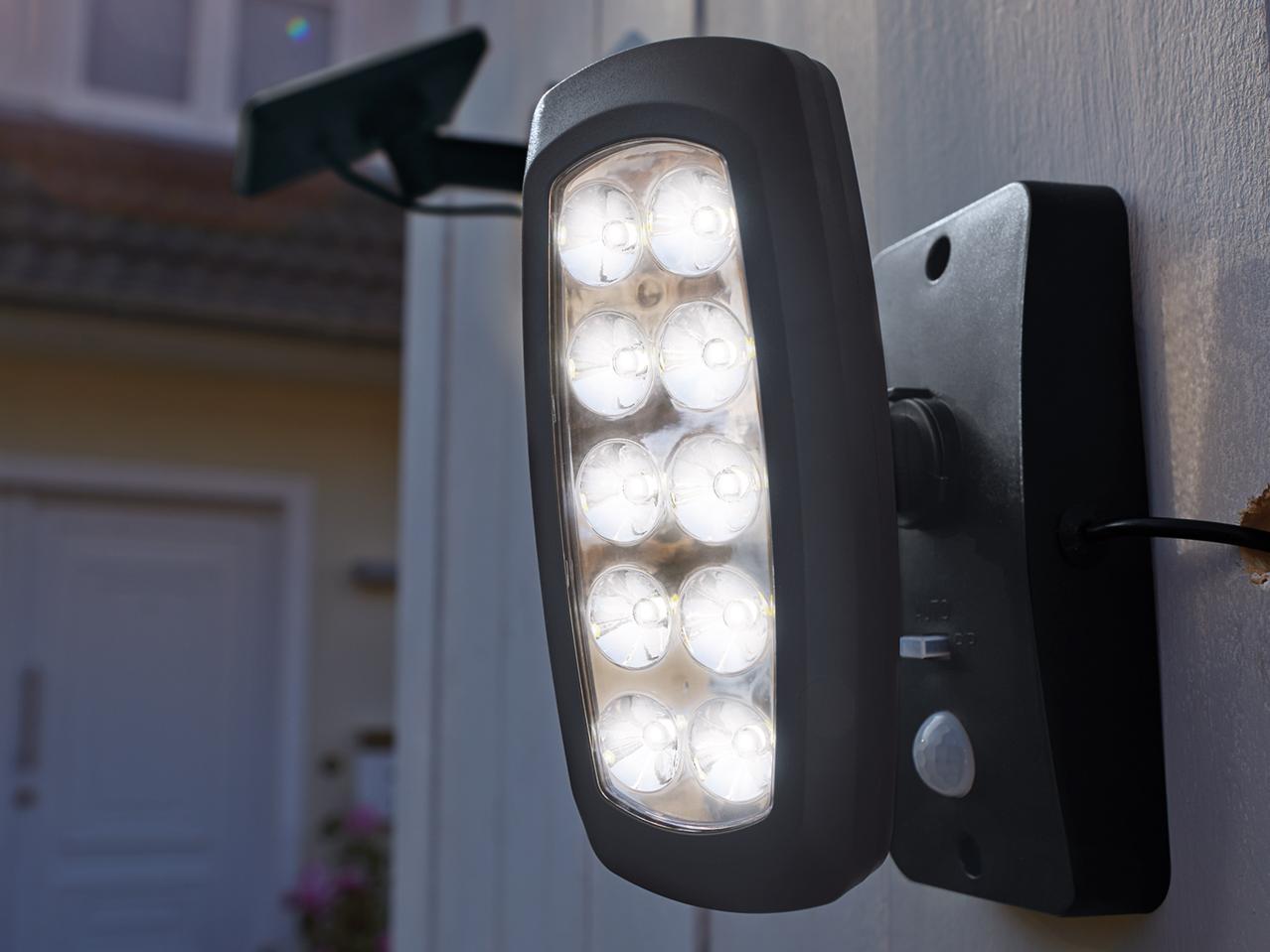 Livarno Lux Motion Detector LED Solar Spotlight1