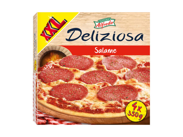 Pizza con salame XXL cotta nel forno di pietra