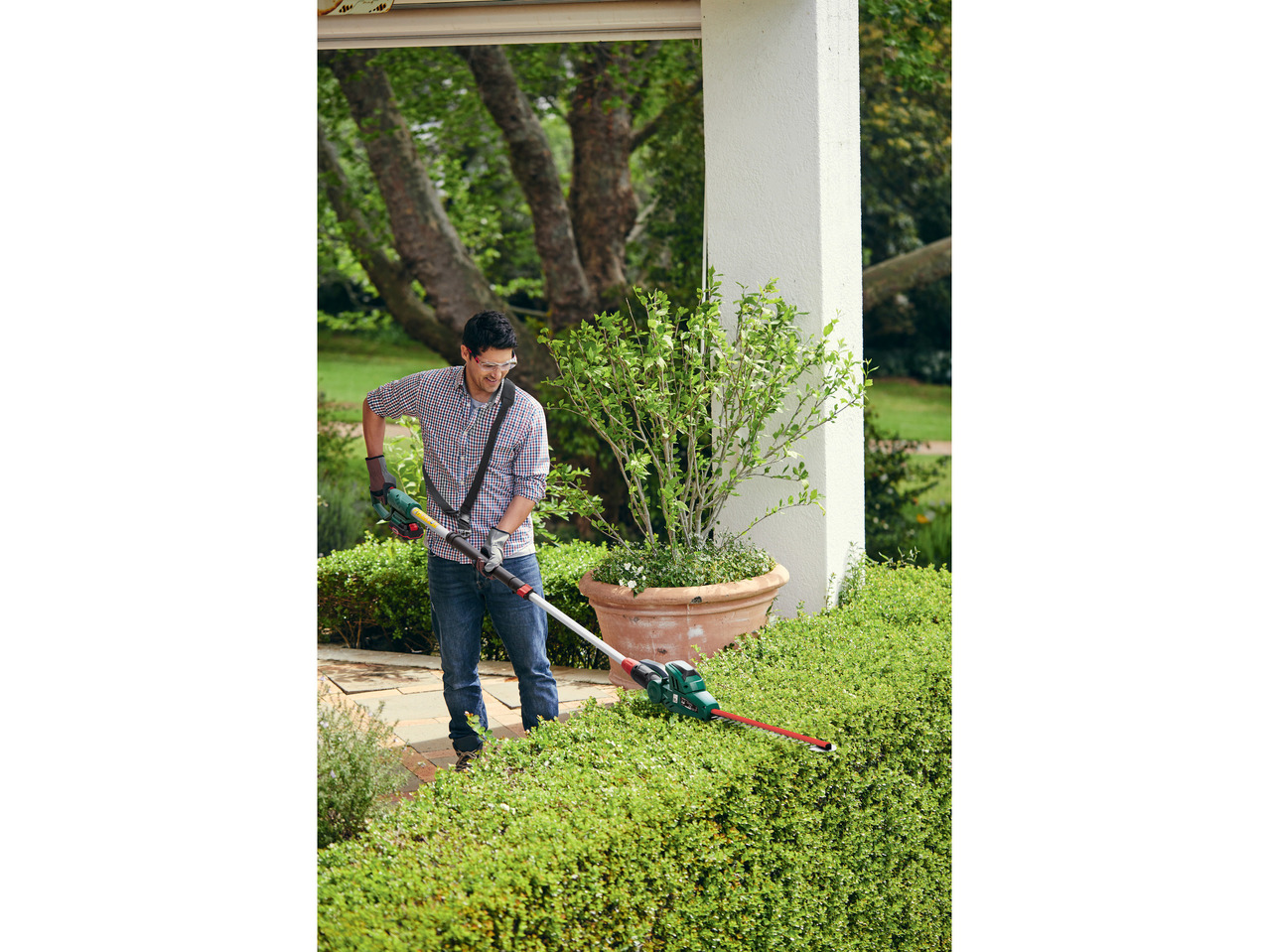 Cordless Extendable Hedge Trimmer