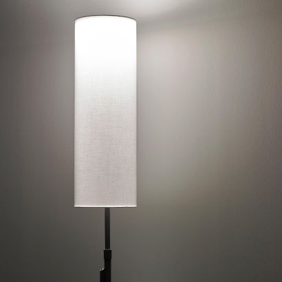 LED-Stehlampe mit Lampenschirm