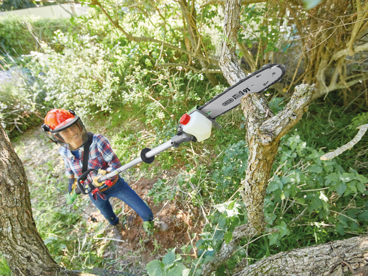 Florabest 2-in-1 Electric Long Reach Hedge Trimmer1