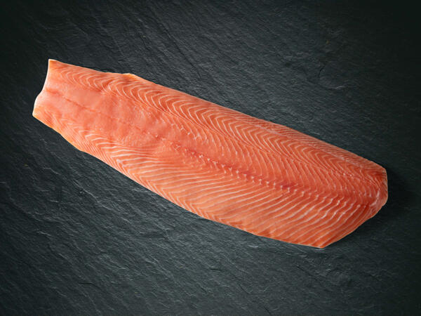 Filet de saumon avec la peau