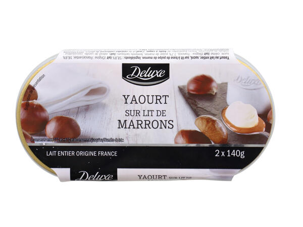 2 yaourts sur lit de marrons