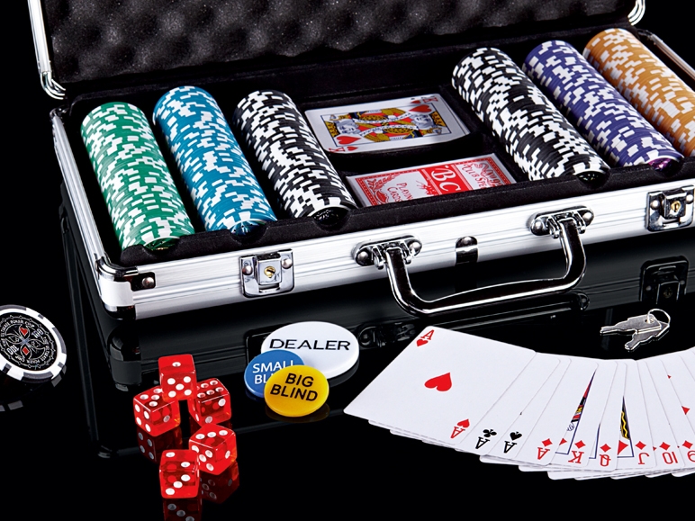 Set poker cu jetoane si accesorii